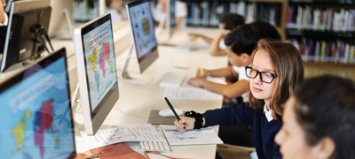 모니터를 보며 영어 공부를 하고 있는 아이들